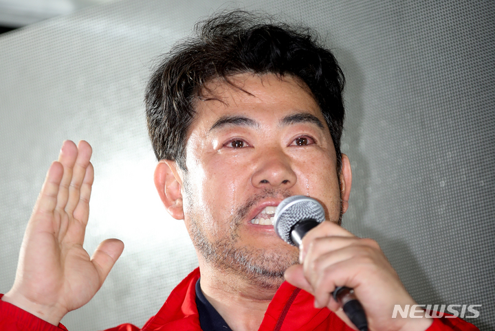 [제주=뉴시스] 우장호 기자 = 부상일 국민의힘 제주시을 국회의원 보궐선거 후보가 31일 오후 제주시 아라동 인근 거리에서 마지막 총력유세를 열어 발언 도중 눈물을 흘리고 있다. 2022.05.31. woo1223@newsis.com