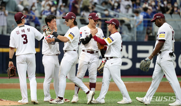 [서울=뉴시스] 이영환 기자 = 31일 오후 서울 구로구 고척스카이돔에서 열린 2022 KBO리그 키움 히어로즈와 삼성 라이온즈의 경기, 3대 2로 승리를 거둔 키움 선수들이 기뻐하고 있다. 2022.05.31. 20hwan@newsis.com