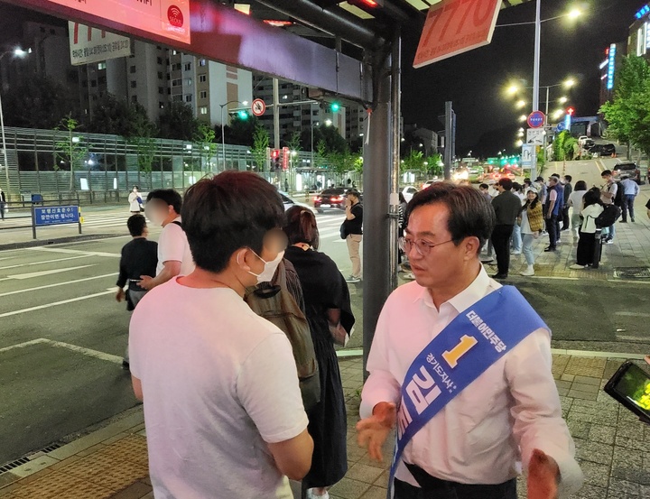 [수원=뉴시스] 이병희 기자 = 김동연 더불어민주당 경기도지사 후보가 31일 서울 사당역 4번출구 앞에서 수원으로 가는 광역버스를 기다리는 도민과 이야기를 나누고 있다. 2022.06.01. iambh@newsis.com *재판매 및 DB 금지