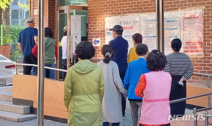 [의정부=뉴시스] 송주현 기자 = 제8회 전국동시지방선거 본 투표가 1일 오전 6시부터 일제히 시작된 가운데 경기 의정부시 신곡1동 제7투표소를 찾은 시민들이 소중한 한 표를 행사하기 위해 줄 서 있다. 2022.06.01 atia@newsis.com 