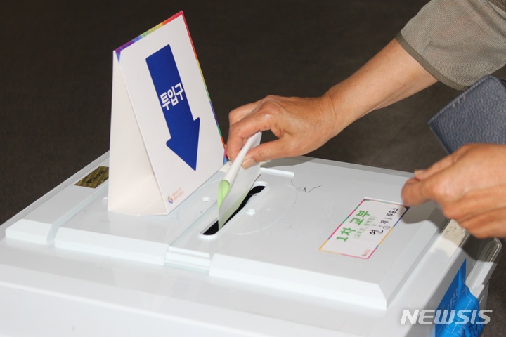 [제주=뉴시스] 양영전 기자 = 제8회 전국동시지방선거일인 1일 오전 제주시 연동 제1투표소에 주권을 행사하려는 유권자들의 발걸음이 이어지고 있다. 2022.06.01. 0jeoni@newsis.com