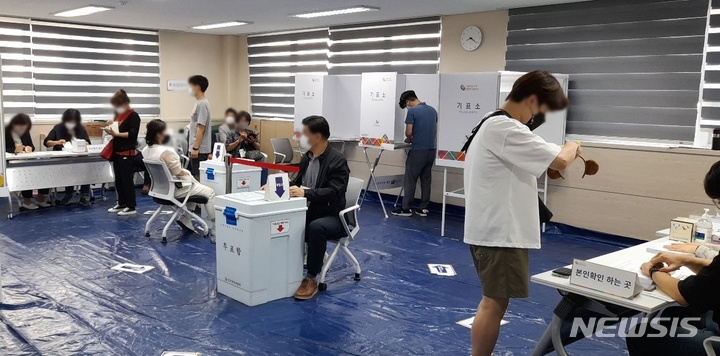 [고양=뉴시스] 송주현 기자 = 제8회 전국동시지방선거 본 투표가 1일 오전 6시부터 일제히 시작된 가운데 경기 고양시 덕양구 화전동 제7투표소를 찾은 시민들이 투표를 하고 있다. 2022.06.01 atia@newsis.com 