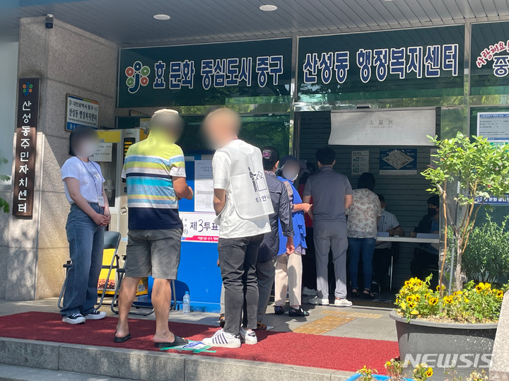 [대전=뉴시스] 김도현 기자 = 제8회 전국동시지방선거가 치러지는 1일 오전 9시 20분께 대전 중구의 한 투표소에서 유권자들이 소중한 한 표를 행사하기 위해 줄을 서 있다. 2022.06.01. photo@newsis.com