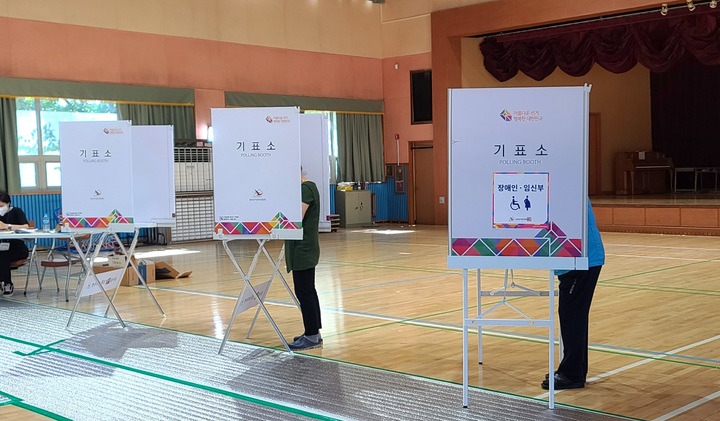 [천안=뉴시스] 이종익 기자 = 제8회 전국동시지방선거일인 1일 오전 충남 천안시 서북구 부성2동 제5투표소에서 유권자들이 투표하고 있다. 2022.06.01. 007news@newsis.com *재판매 및 DB 금지