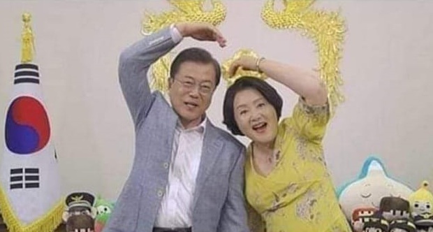 [서울=뉴시스] 문재인 전 대통령과 김정숙 여사 사진 (사진 =강신업 변호사 페이스북 캡처)&nbsp; *재판매 및 DB 금지 *재판매 및 DB 금지