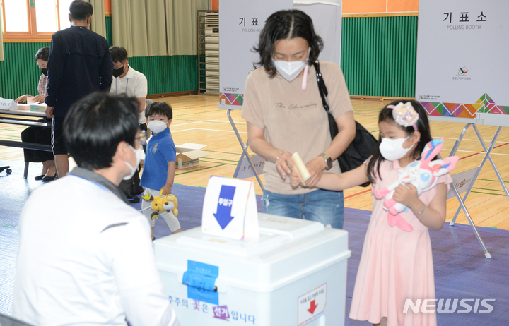 [울산=뉴시스] 배병수 기자 =제8회 전국동시지방선거일인 1일 오전 울산시 남구 삼산초등학교에 마련된 삼산 제7투표소에서 유권자들이 투표를 하고 있다.  2022.06.01. bbs@newsis.com