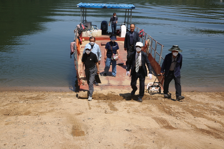 1일 옥천군 오대리 주민들이 철선에서 내려 투표소로 이동하고 있다.2022.06.01.kipoi@newsis.com *재판매 및 DB 금지