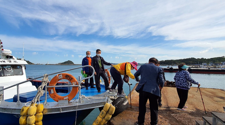 [신안=뉴시스] 박상수 기자 = 제8회 전국동시지방 선거일인 1일 전남 신안군 흑산면 장도 주민들이 투표소가 설치된 본섬으로 나와 투표소로 이동하고 있다. 신안군 제공. 2021.06.01. photo@newsis.com *재판매 및 DB 금지