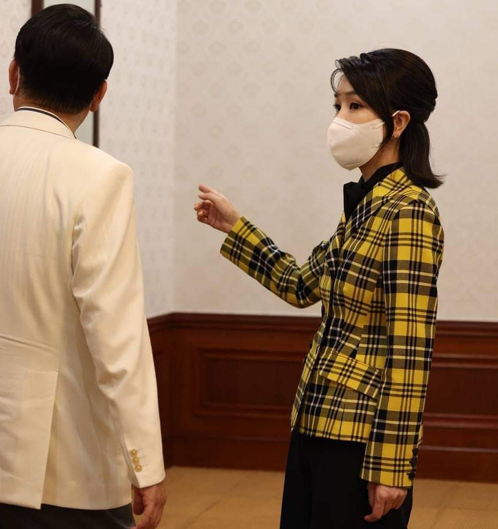 [서울=뉴시스] 윤석열 대통령 부인 김건희 여사가 지난 22일 KBS 열린음악회 참석 후 청와대 본관을 방문했다. 김건희 여사 팬클럽 '건희사랑(희사모)' 회장을 맡고 있는 강신업 변호사는 24일 자신의 페이스북에 김 여사의 사진을 게재했다. (사진=김건희 여사 팬클럽 회장 강신업 변호사 페이스북 캡처) 2022.05.24. photo@newsis.com *재판매 및 DB 금지