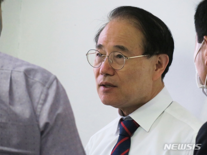 [인천=뉴시스] 김동영 기자 = 제8회 전국동시지방선거와 함께 치러지는 인천 계양을 보궐선거일인 1일 오후 국민의힘 윤형선 후보가 계양구 자신의 선거사무소를 찾아 관계자와 대화하고 있다. 2022.06.01. dy0121@newsis.com 