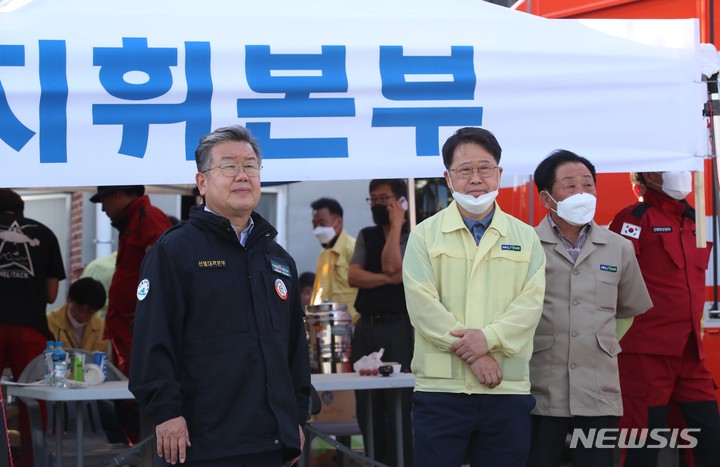 [밀양=뉴시스] 안지율 기자 = 박일호 국민의힘 경남 밀양시장 후보는 1일 오후 부북면 산불현장을 방문해 관계자와 산불 대처방안을 협의하고 있다. 2022.06.01. alk9935@newsis.com