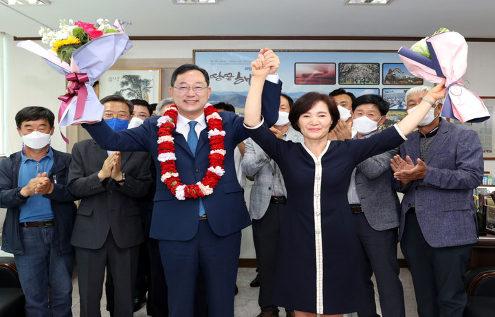 [해남=뉴시스] 박상수 기자 = 1일 무투표 당선되면서 해남군수 재선에 성공한 명현관 민주당 후보. (사진=명현관 후보 선거사무소 제공) 2021.06.01. photo@newsis.com *재판매 및 DB 금지