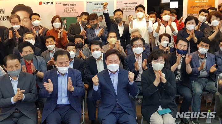 [창원=뉴시스] 홍정명 기자= 1일 오후 7시 30분 KBS 등 지상파 방송 3사의 출구조사 결과에서 국민의힘 광역단체장 후보 10명이 당선될 것으로 나오자 박완수(앞줄 가운데) 경남도지사 후보 등이 박수치며 환호하고 있다.2022.06.01. hjm@newsis.com