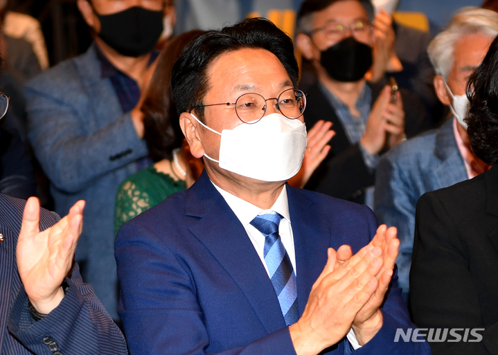 [광주=뉴시스] 이영주 기자 = 제8회 전국동시지방선거 투표가 종료된 1일 오후 광주 서구 강기정 광주시장 후보 선거사무실에서 강 후보가 방송사 출구조사 결과를 보고 박수를 치고 있다. 2022.06.01. leeyj2578@newsis.com