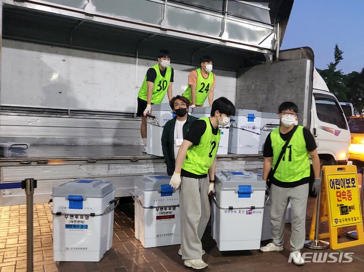 [대구=뉴시스] 제8회 전국동시지방선거와 국회의원 보궐선거일인 1일 오후 대구 북구 대구실내체육관에 마련된 개표소에 투표함이 들어오고 있다. 2022.06.01. ruding@newsis.com