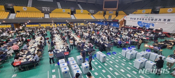 [의정부=뉴시스] 김도희 기자 = 1일 오후 8시 25분께 제8회 전국동시지방선거 개표소인 경기 의정부시 녹양동 의정부실내체육관에서 개표가 시작됐다. 2022.06.01 kdh@newsis.com 