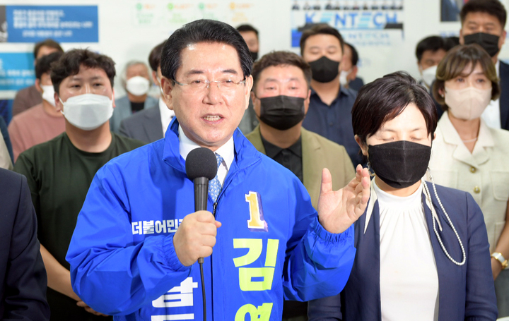 [무안=뉴시스] 김영록 더불어민주당 전남지사 당선인이 1일 당선이 확실시되자 언론 인터뷰를 하고 있다. (사진=선거캠프 제공) photo@newsis.com *재판매 및 DB 금지