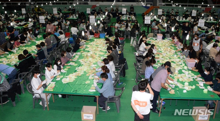 [청주=뉴시스] 8회 전국동시지방선거일인 1일 오후 충북 청주시 서원구 사직동 올림픽국민생활관에 마련된 개표소에서 개표 작업이 진행되고 있다. 2022.06.01. jsh0128@newsis.com 