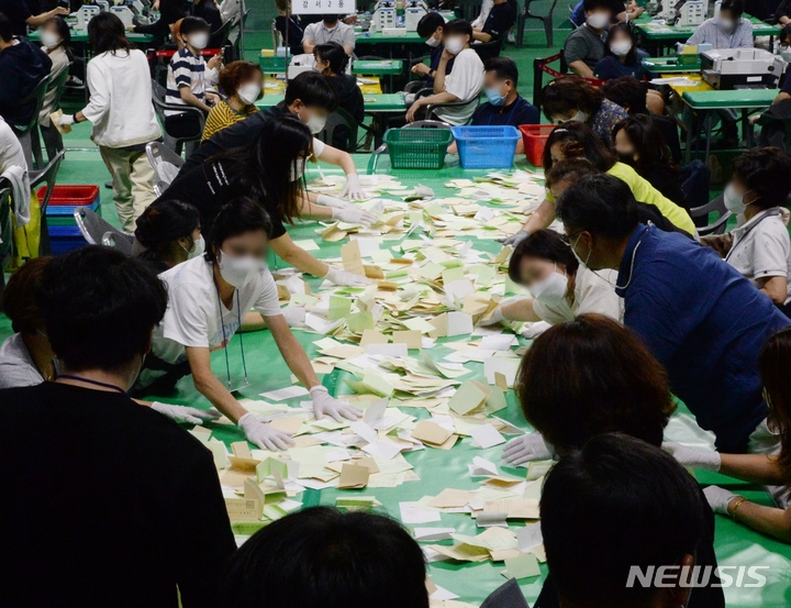 [청주=뉴시스] 조성현 기자 = 8회 전국동시지방선거일인 1일 오후 충북 청주시 서원구 사직동 올림픽국민생활관에 마련된 개표소에서 개표 작업이 진행되고 있다. 2022.06.01. jsh0128@newsis.com 