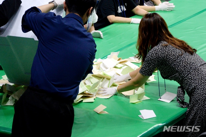 [청주=뉴시스] 조성현 기자 = 8회 전국동시지방선거일인 1일 오후 충북 청주시 서원구 사직동 올림픽국민생활관에 마련된 개표소에서 개표 작업이 진행되고 있다. 2022.06.01. jsh0128@newsis.com