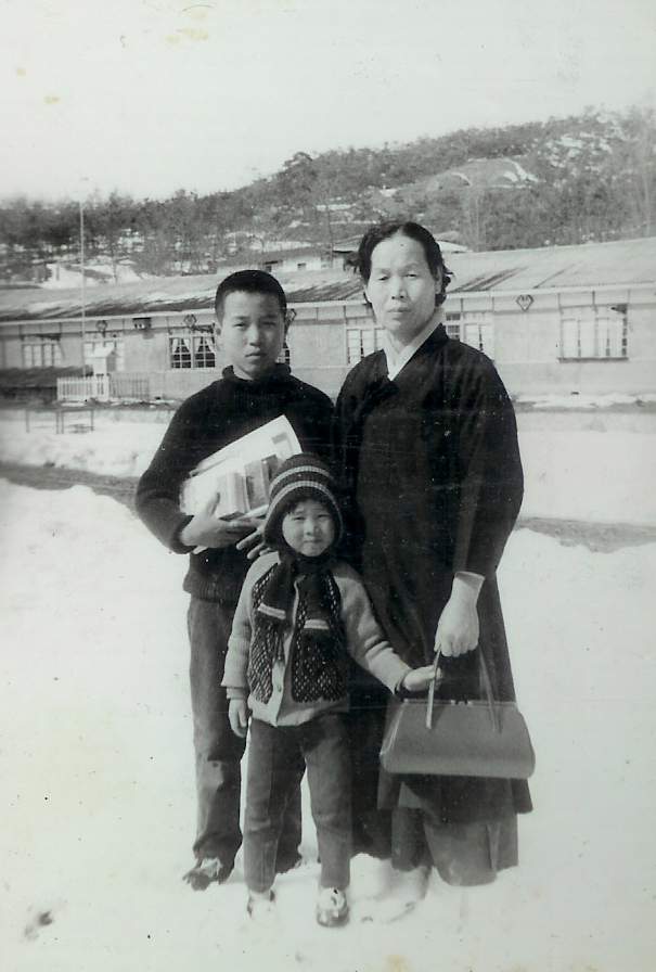 [수원=뉴시스] 경기 성남시 소재 양영중학교에 재학 중일 당시 임태희(사진 왼쪽) 경기도교육감 후보가 어머니와 동생과 함께 찍은 사진. 2022.06.01. (사진=임태희 선거캠프 제공) *재판매 및 DB 금지