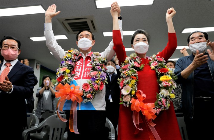 충북 충주시장 선거 조길형 당선자와 부인 이영미씨가 환호하고 있다. *재판매 및 DB 금지