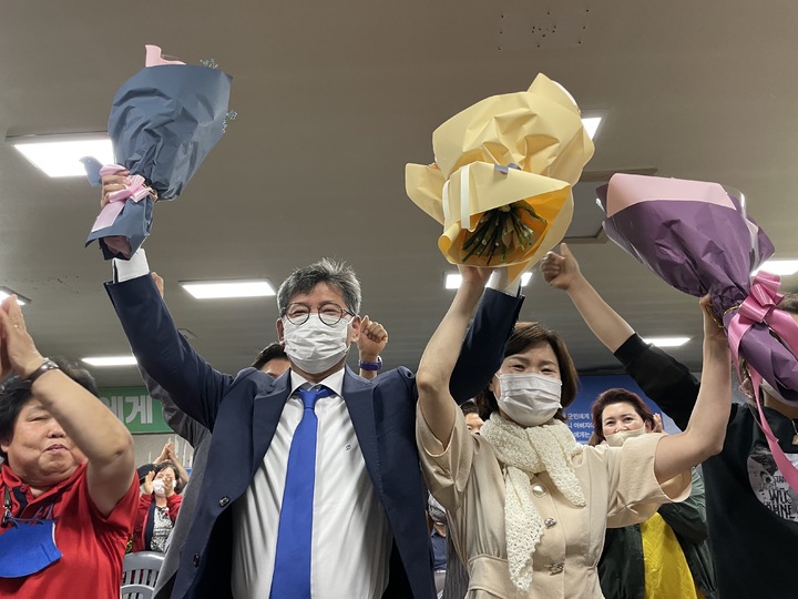 [장수=뉴시스] 한훈 기자 = 1일 전북선거관리위원회에 따르면 이날 오후 11시 장수군수의 개표율이 69.82% 진행된 가운데 최훈식 후보가 5407표를 득표해 3981표를 득표한 무소속 장영수 후보를 크게 앞섰다.2022.06.01. photo@newsis.com *재판매 및 DB 금지