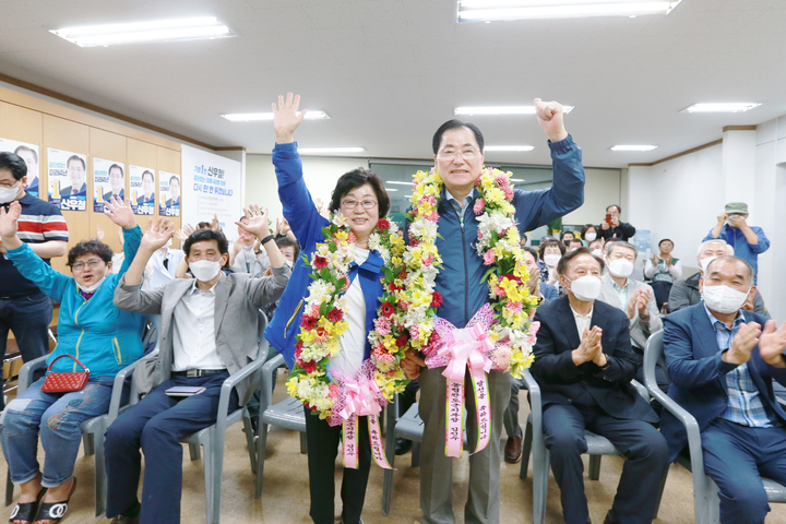 [광주=뉴시스] 구길용 기자 = 신우철 더불어민주당 완도군수 후보가 1일 당선이 확실시되자 가족, 지지자들과 함께 환호하고 있다. (사진=선거사무소 제공). 2022.06.01. kykoo1@newsis.com *재판매 및 DB 금지