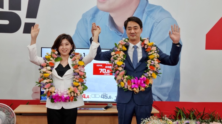 당선의 기쁨을 함께 하는 최재훈 달성군수 당선인 부부 *재판매 및 DB 금지