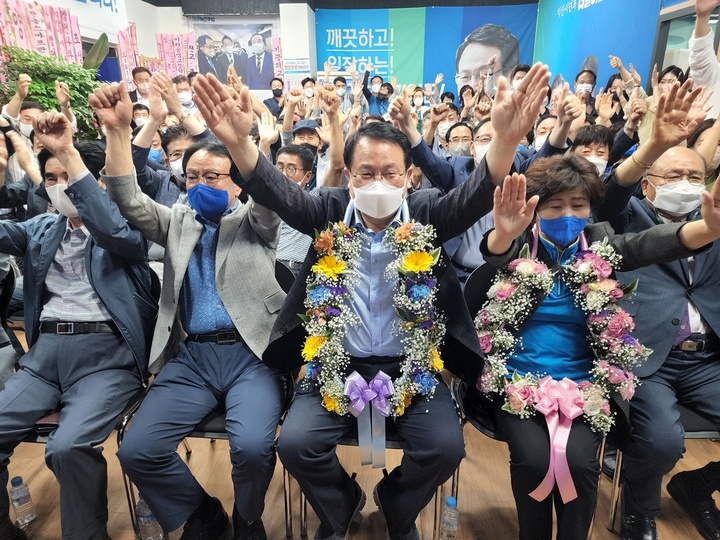 [익산=뉴시스] 강명수 기자 =제8회 전국동시지방선거일인 1일 전북 익산시장에 출마한 더불어민주당 정헌율 후보가 당선이 확신시 되자 지지자들과 함께 환호하고 있다. 2022.06.01. smister@newsis.com *재판매 및 DB 금지