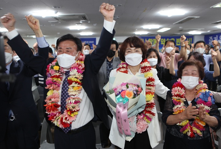 [여수=뉴시스] 김석훈 기자 = 정기명 더불어민주당 여수시장 후보가 1일 당선이 확실시되자, 가족과 함께 환호하고 있다. (사진=선거사무소 제공). 2022.06.01.kim@newsis.com *재판매 및 DB 금지