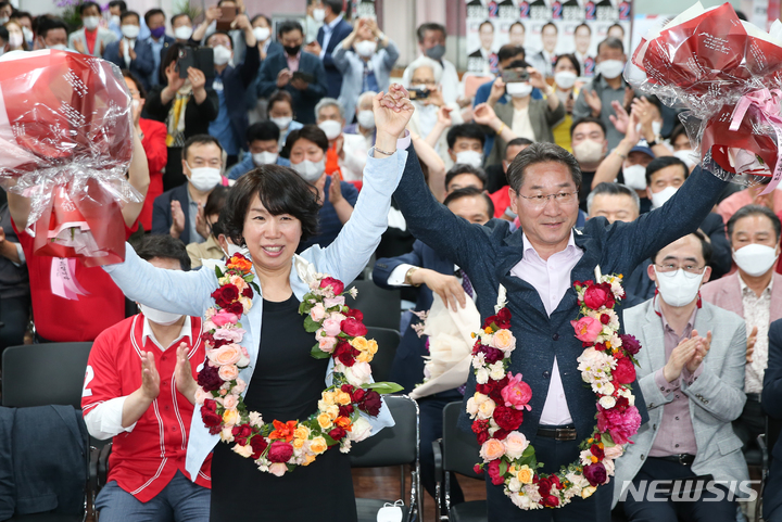 [인천=뉴시스] 정일형 기자 = 유정복 인천시장 당선자가 지지자들과 함께 기념촬영을 하고 있다. 2022.06.01. (사진=유정복 선거사무소 제공)