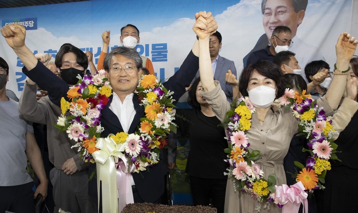 [구례=뉴시스] 김석훈 기자 = 김순호 더불어민주당 구례군수 후보가 1일 당선이 확실시되자, 가족과 함께 환호하고 있다. (사진=선거사무소 제공). 2022.06.01. kim@newsis.com *재판매 및 DB 금지