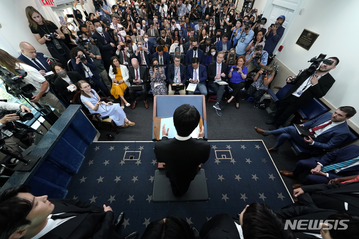 [워싱턴=AP/뉴시스] 그룹 방탄소년단(BTS)이 5월 31일(현지시간) 워싱턴 백악관에서 조 바이든 대통령과 면담에 앞서 아시아계 증오 범죄에 대한 입장을 밝히고 있다. 2022.06.01.