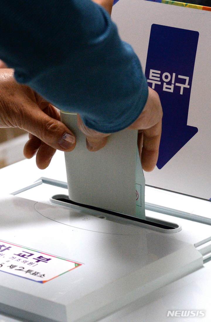 [전주=뉴시스] 김얼 기자 = 제8회 전국동시지방선거 투표일인 1일 전북 전주시 완산구 평화동 제2 투표소(전주남중학교)에서 유권자가 투표를 하고 있다. 2022.06.01. pmkeul@newsis.com