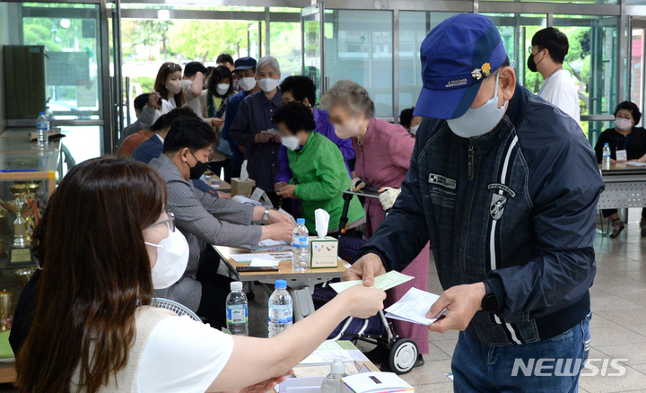 [전주=뉴시스] 김얼 기자 = 제8회 전국동시지방선거 투표일인 1일 전북 전주시 완산구 평화동 제2 투표소(전주남중학교)에서 유권자들이 투표를 하기 위해 길게 줄지어 서 있다. 2022.06.01. pmkeul@newsis.com