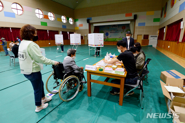 [남해=뉴시스] 차용현 기자 = 제8회 전국동시지방선거 본 투표일인 1일 오전 경남 남해군 남해읍 해양초등학교에 마련된 남해읍 제4투표소에서 주민들이 투표를 하고 있다. 2022.06.01. con@newsis.com