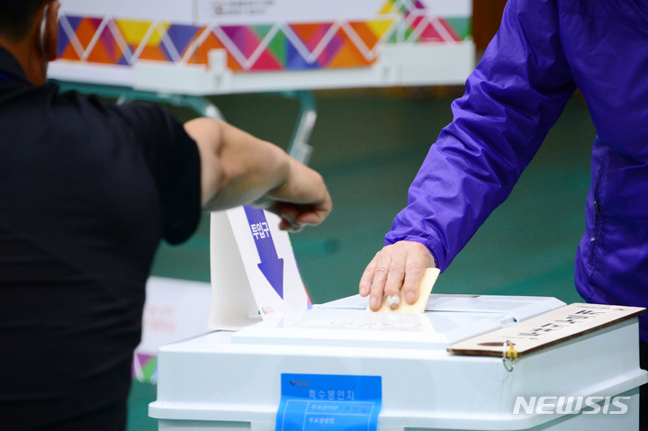 [남해=뉴시스] 차용현 기자 = 제8회 전국동시지방선거 본 투표일인 1일 오전 경남 남해군 남해읍 해양초등학교에 마련된 남해읍 제4투표소에서 주민들이 투표를 하고 있다. 2022.06.01. con@newsis.com
