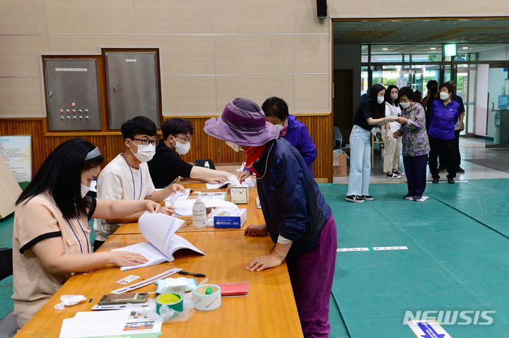 [남해=뉴시스] 차용현 기자 = 제8회 전국동시지방선거 본 투표일인 1일 경남 남해군 남해읍 해양초등학교에 마련된 남해읍 제4투표소에서 주민들이 투표를 하고 있다. 2022.06.01. con@newsis.com