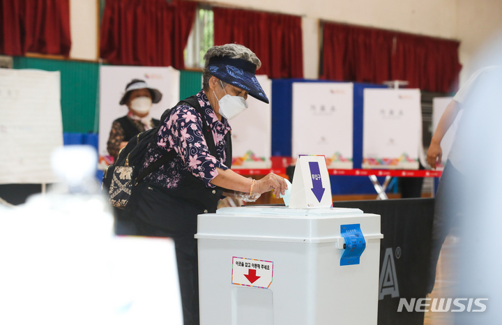 [제주=뉴시스] 우장호 기자 = 제8회 전국동시지방선거일인 1일 오전 제주시 오라동 제2투표소에서 유권자들이 소중한 한 표를 행사하고 있다. 2022.06.01. woo1223@newsis.com