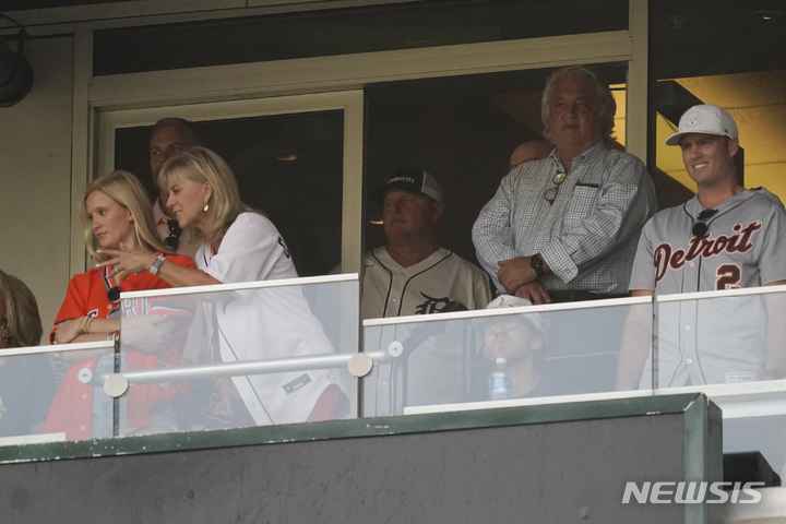 [디트로이트=AP/뉴시스]로저 클레멘스가 1일(한국시간) 가족들과 아들 코디의 메이저리그 데뷔전을 지켜보고 있다. 2022.06.01.