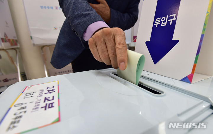 [대구=뉴시스] 이무열 기자 = 제8회 전국동시지방선거일인 1일 오전 대구 동구 효목1동행정복지센터에 마련된 효목1동 제5투표소에서 유권자가 소중한 한 표를 행사하고 있다. 2022.06.01 lmy@newsis.com