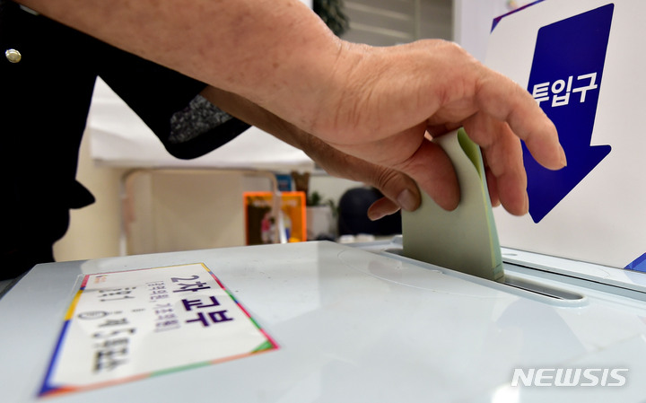 [대구=뉴시스] 이무열 기자 = 제8회 전국동시지방선거일인 1일 오전 대구 동구 효목1동행정복지센터에 마련된 효목1동 제5투표소에서 유권자가 소중한 한 표를 행사하고 있다. 2022.06.01 lmy@newsis.com