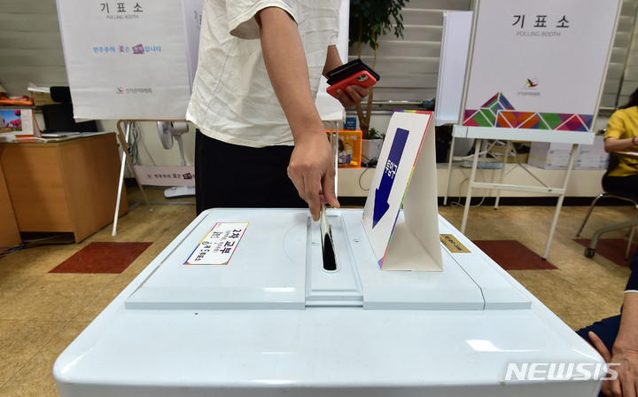 [대구=뉴시스] 이무열 기자 = 제8회 전국동시지방선거일인 1일 오전 대구 동구 효목1동행정복지센터에 마련된 효목1동 제5투표소에서 유권자가 소중한 한 표를 행사하고 있다. 2022.06.01 lmy@newsis.com