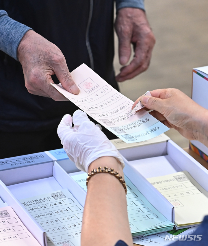 충주서 투표용지 촬영 유권자, 선거사무원과 실랑이