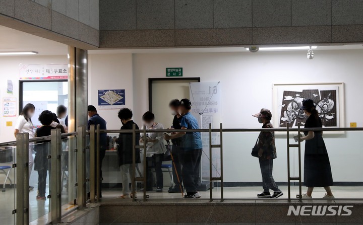 [부산=뉴시스] 하경민 기자 = 제8회 전국동시지방선거일인 1일 오전 부산 연제구청에 마련된 연산제2동 제3투표소를 찾은 시민들이 투표소에 들어가기 위해 줄을 서고 있다. 2022.06.01. yulnetphoto@newsis.com