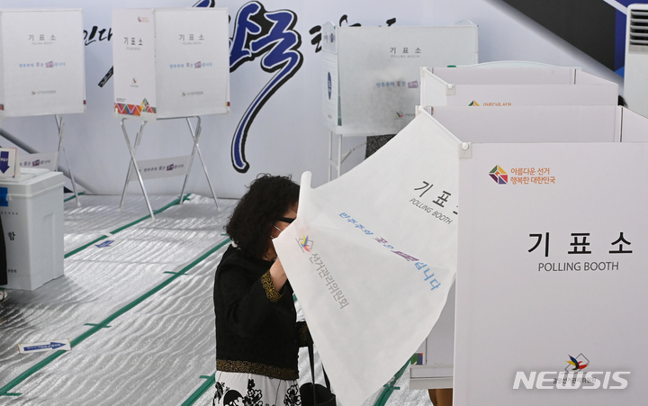 [안산=뉴시스] 김종택기자 = 제8회 전국동시지방선거일인 1일 오전 경기도 안산시 단원구 와동 한 태권도장에 마련된 와동 제8투표소에서 유권자들이 투표를 하고 있다. 2022.06.01. jtk@newsis.com