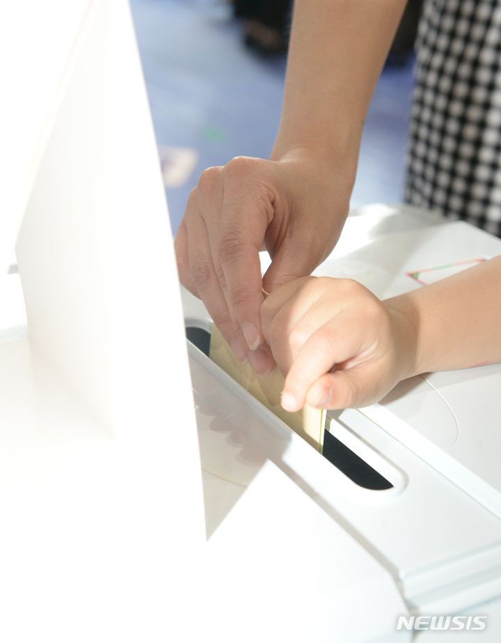 [울산=뉴시스] 배병수 기자 = 제8회 전국동시지방선거일인 1일 오전 울산 남구 삼산초등학교에 마련된 삼산제7투표소에서 아이가 엄마와 함께 투표에 참여하고 있다. 2022.06.01. bbs@newsis.com