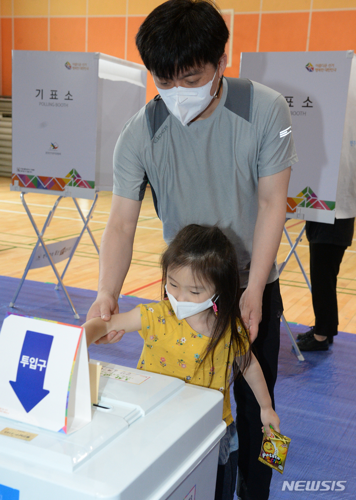 [울산=뉴시스] 배병수 기자 = 제8회 전국동시지방선거일인 1일 오전 울산 남구 삼산초등학교에 마련된 삼산동 제7투표소에서 한 어린이가 야빠와 함께 투표에 참여하고 있다. 2022.06.01. bbs@newsis.com