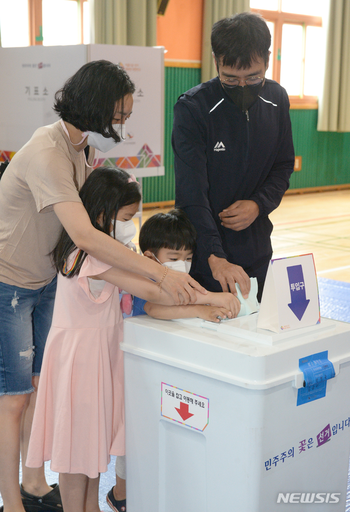 [울산=뉴시스] 배병수 기자 = 제8회 전국동시지방선거일인 1일 오전 울산 남구 삼산초등학교에 마련된 삼산 제7투표소에서 어린이들이 부모와 함께 투표에 참여하고 있다. 2022.06.01. bbs@newsis.com